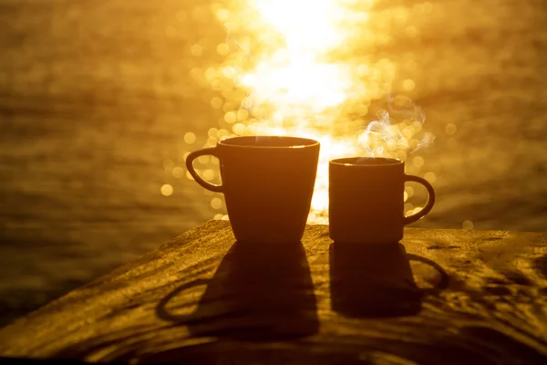 Silhouetten des Morgenkaffees auf dem See. — Stockfoto