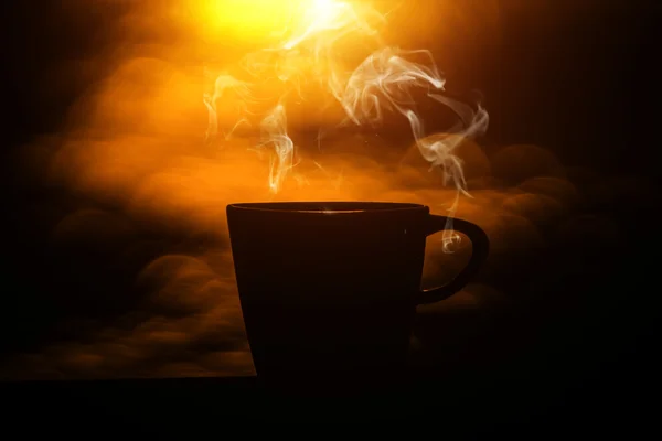 Siluetas de café de la mañana en el lago . — Foto de Stock