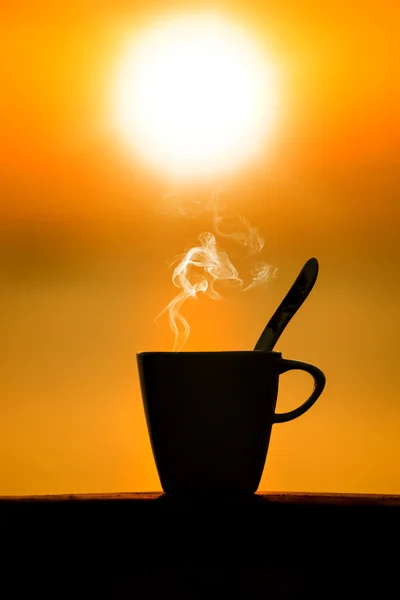 Silhouetten des Morgenkaffees auf dem See. — Stockfoto