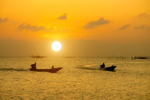 Zonsondergang op het meer en de vissersboten. — Stockfoto