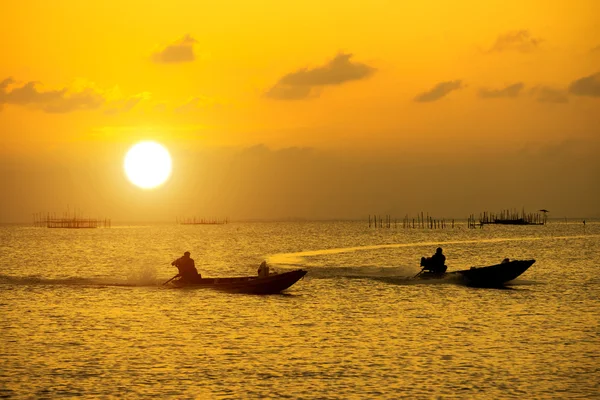 Pôr do sol no lago e barcos de pesca . — Fotografia de Stock