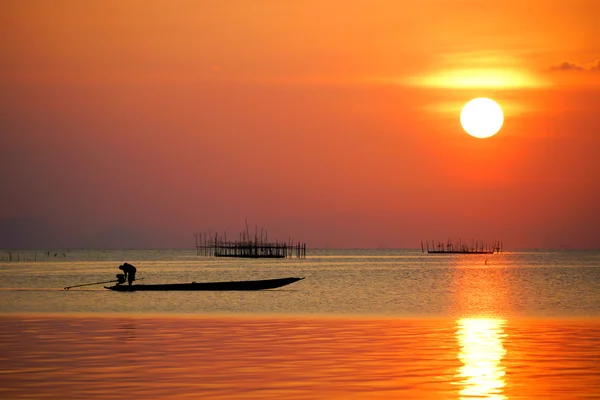 Sonnenuntergang am See und Fischerboote. — Stockfoto