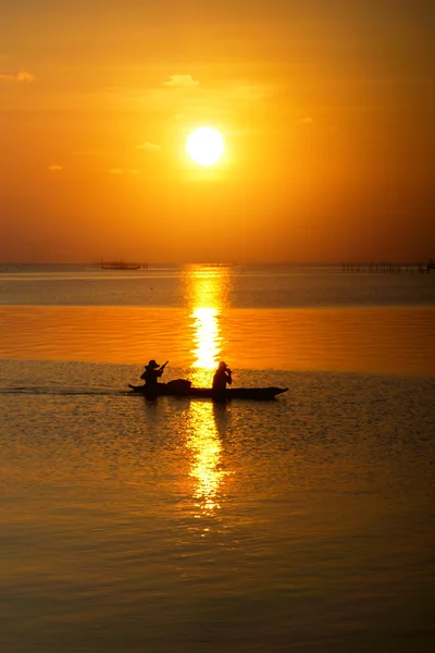 Tramonto al lago e barche da pesca . — Foto Stock