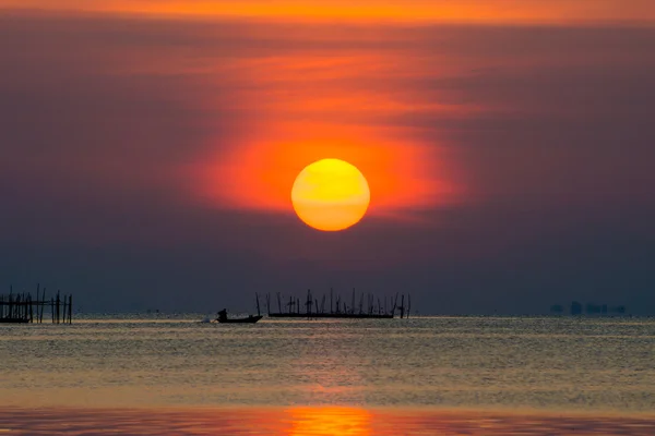 Tramonto cielo a Songkhla Lake, Thailandia . — Foto Stock