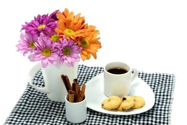 Кофе и печенье с цветами на белом фоне — стоковое фото