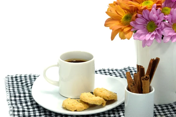 Café et biscuits Avec des fleurs sur fond blanc — Photo