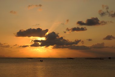 günbatımı gökyüzü gölde: songkhla, thailand.
