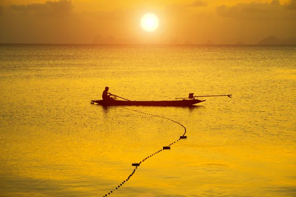 Zonsondergang op het meer en de vissersboten. — Stockfoto