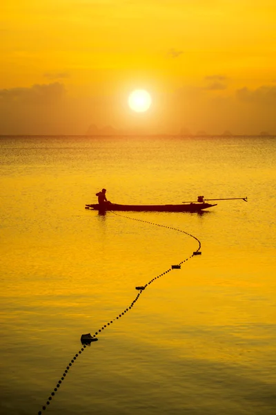 Zonsondergang op het meer en de vissersboten. — Stockfoto