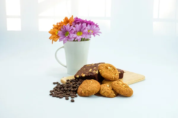 Brownies biscotti con chicchi di caffè e finestre sfondo chiaro . — Foto Stock