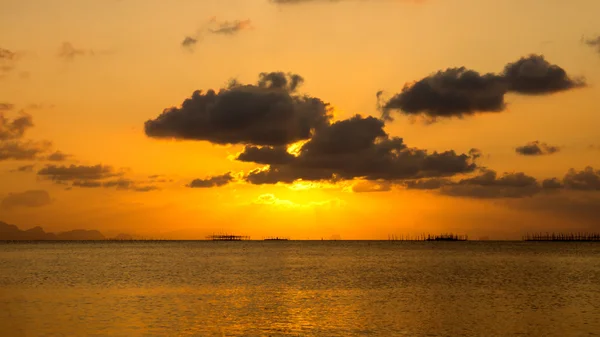 Sunset sky at Songkhla Lake, Tailândia . — Fotografia de Stock