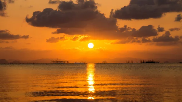 Günbatımı gökyüzü gölde: songkhla, thailand. — Stok fotoğraf