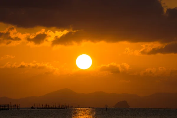 Tramonto cielo a Songkhla Lake, Thailandia . — Foto Stock