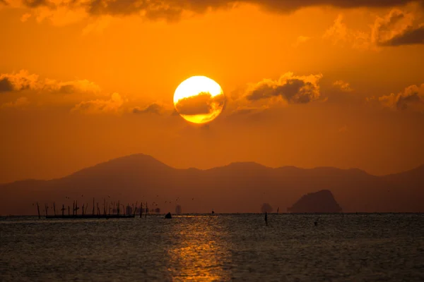 Cielo del atardecer en el lago Songkhla, Tailandia . —  Fotos de Stock