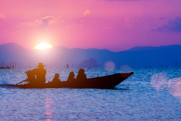 Sunset at the lake and fishing boats. — Stock Photo, Image