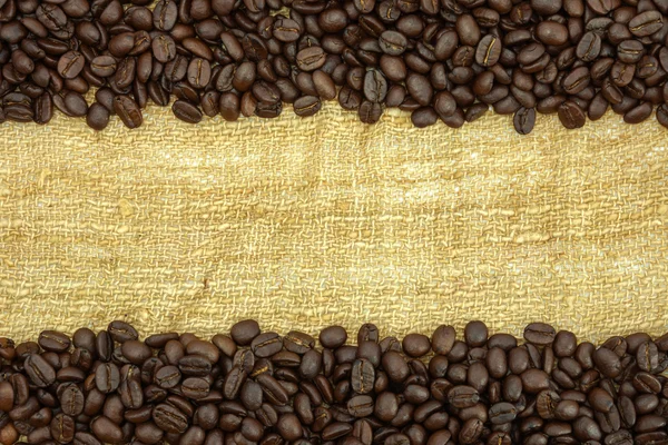 烘焙过的咖啡豆在画布上 — 图库照片