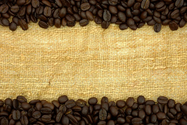 Geröstete Kaffeebohnen auf Leinwand — Stockfoto