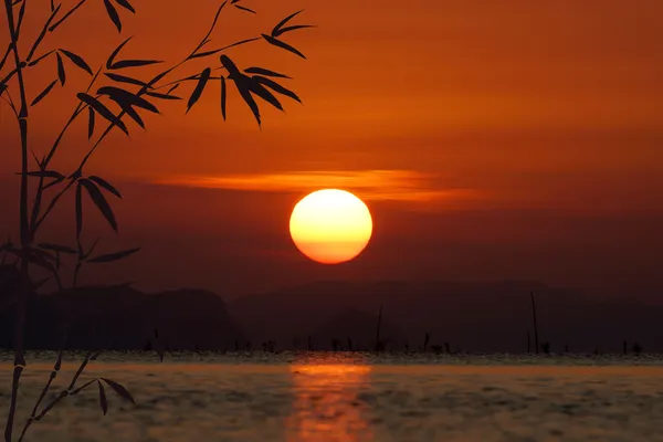 Cielo al tramonto e grande sole sul lago . — Foto Stock