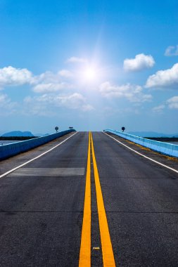 Boş yol ve trafik sarı çizgiler.