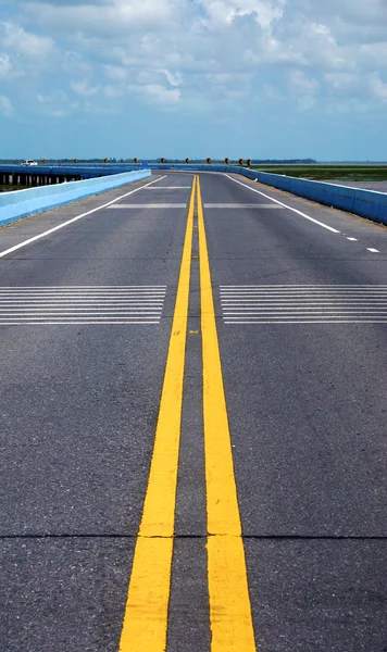 Boş yol ve trafik sarı çizgiler. — Stok fotoğraf