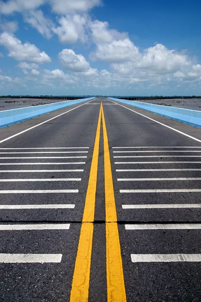 空の道路と黄色の動線. — ストック写真