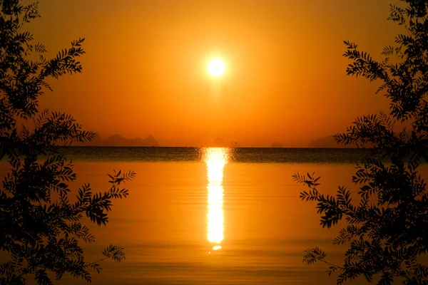 Cielo al atardecer y gran sol sobre el lago . — Foto de Stock