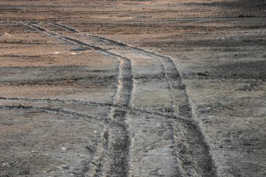 çamur yolda lastik izi?