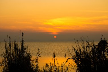 günbatımı gökyüzü ve güneş göl üzerinde.