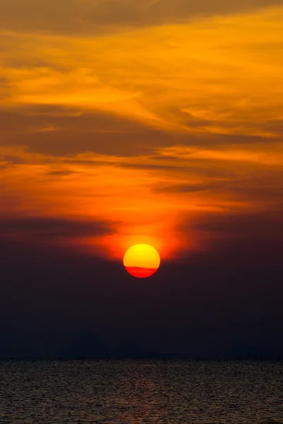 夕焼け空と湖のビッグ太陽. — ストック写真