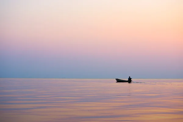 Silhouettes fisherman on the lake. — Stock Photo, Image