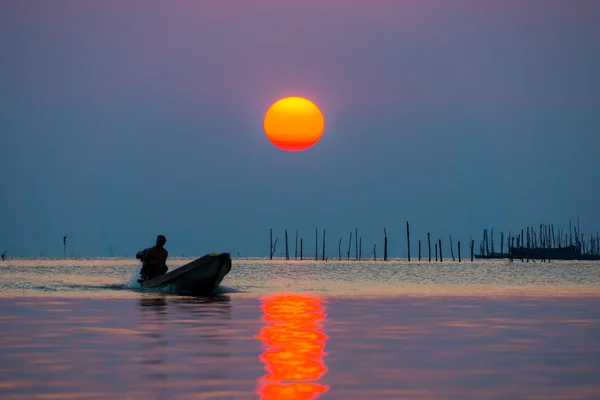 Silhouetten Fischer und Sonnenuntergang auf dem See. — Stockfoto