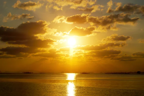 Himmel bei Sonnenuntergang mit Wolken über dem See. — Stockfoto