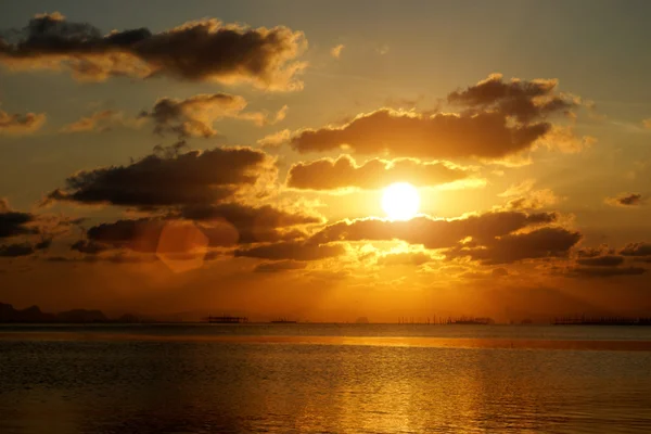 Coucher de soleil avec nuage sur le lac . — Photo