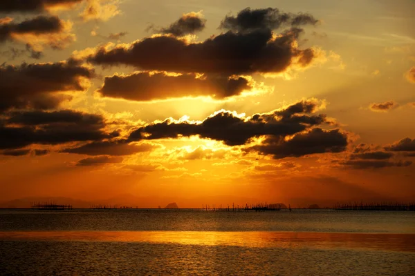 Himmel bei Sonnenuntergang mit Wolken über dem See. — Stockfoto