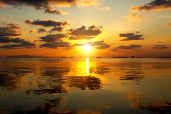 Himmel bei Sonnenuntergang mit Wolken über dem See. — Stockfoto