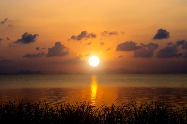 Zonsondergang hemel en zon op het meer. — Stockfoto