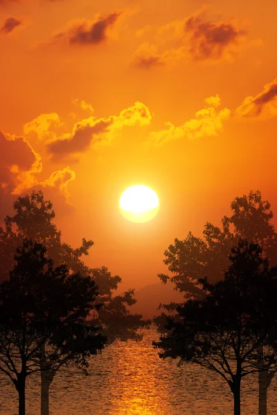 夕焼け空と湖の上の太陽. — ストック写真