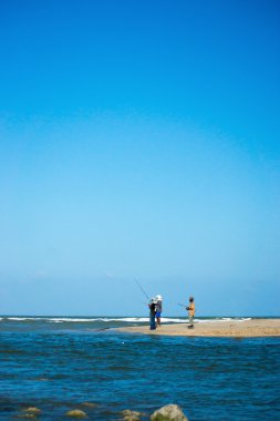 insanlar sahilde Balık tutma.