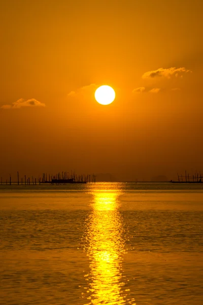 Sunset sky and big sun over the lake. — Stock Photo, Image