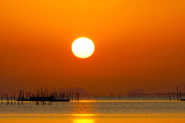 Günbatımı gökyüzü ve göl üzerinde büyük güneş. — Stok fotoğraf