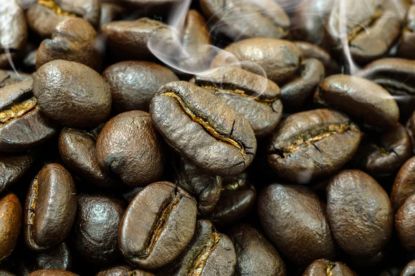 The macro of roasted coffee beans. — Stock Photo, Image