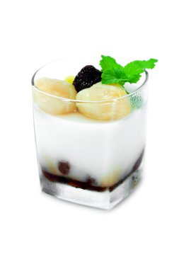 Agar tatlı meyve ve nane yaprakları ile