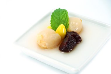 Agar tatlı meyve ve nane yaprakları ile