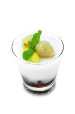 Agar tatlı meyve ve nane yaprakları ile