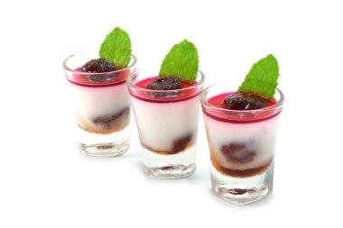 Agar tatlı meyve ve nane yaprakları ile