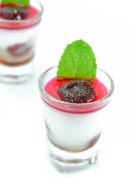 Agar tatlı meyve ve nane yaprakları ile