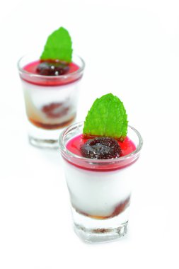 Agar tatlı meyve ve nane yaprakları ile