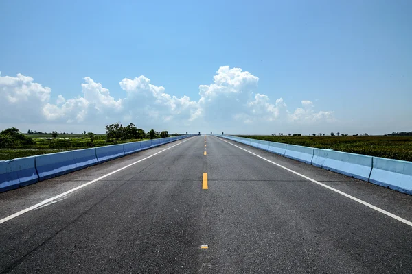 Empty road and the sky. — Stock Photo, Image