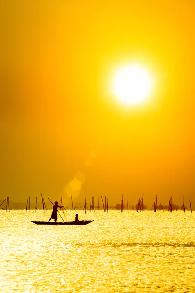 Barcos de pesca no lago com o pôr do sol — Fotografia de Stock