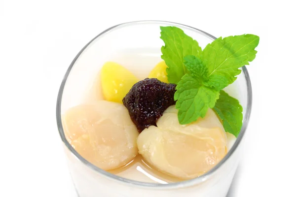 Agar-Dessert mit Früchten und Minzblättern — Stockfoto